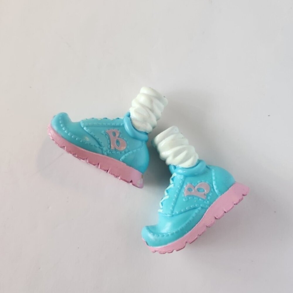 BRATZ DOLL SHOES FIERCE FITNESS 2015 CLOE BLUE & WHITE SNEAKERS SOCKS